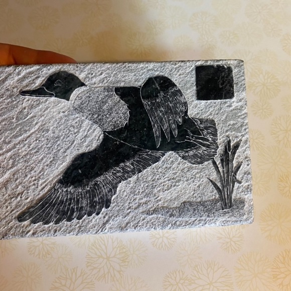 Vintage Soap Stone art carving etching of a loon bird hand made in Canada Siku - Picture 2 of 4